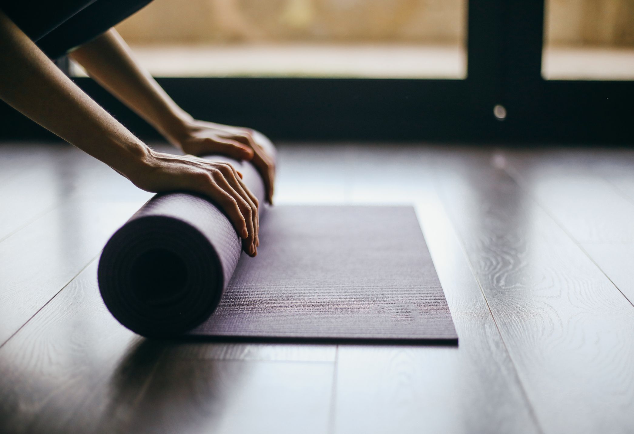 Lire la suite à propos de l’article Comment emballer un tapis de yoga : les astuces pour bien le protéger !