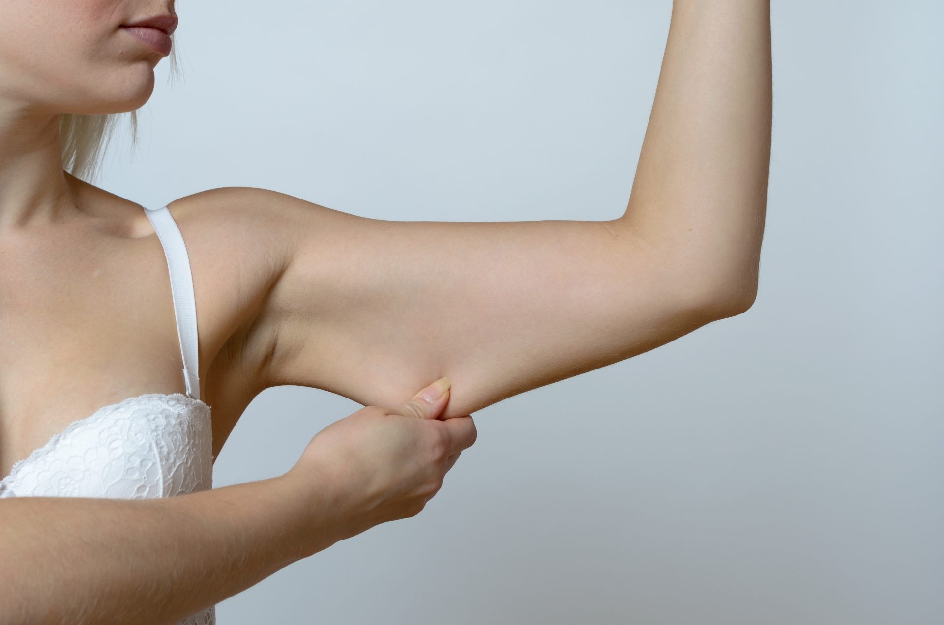 Lire la suite à propos de l’article Comment se débarrasser de la peau qui pend sous les bras : les meilleures astuces !